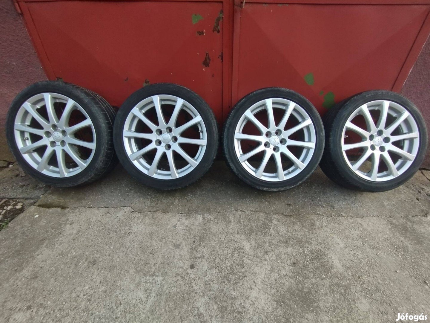 R17 5x100 Gyári Toyota alufelni garnitúra anyákkal együtt