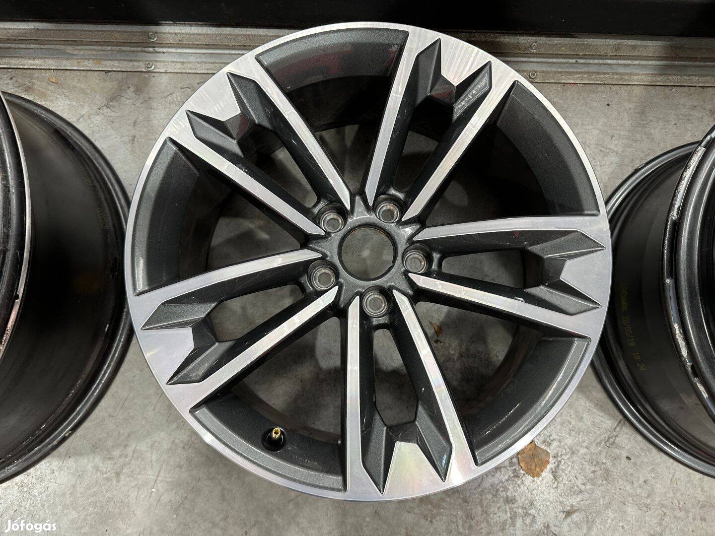 R18 Original AUdi 7.5J ET29 - 8W9 601 025L - 8W9601025L 1db alufelni