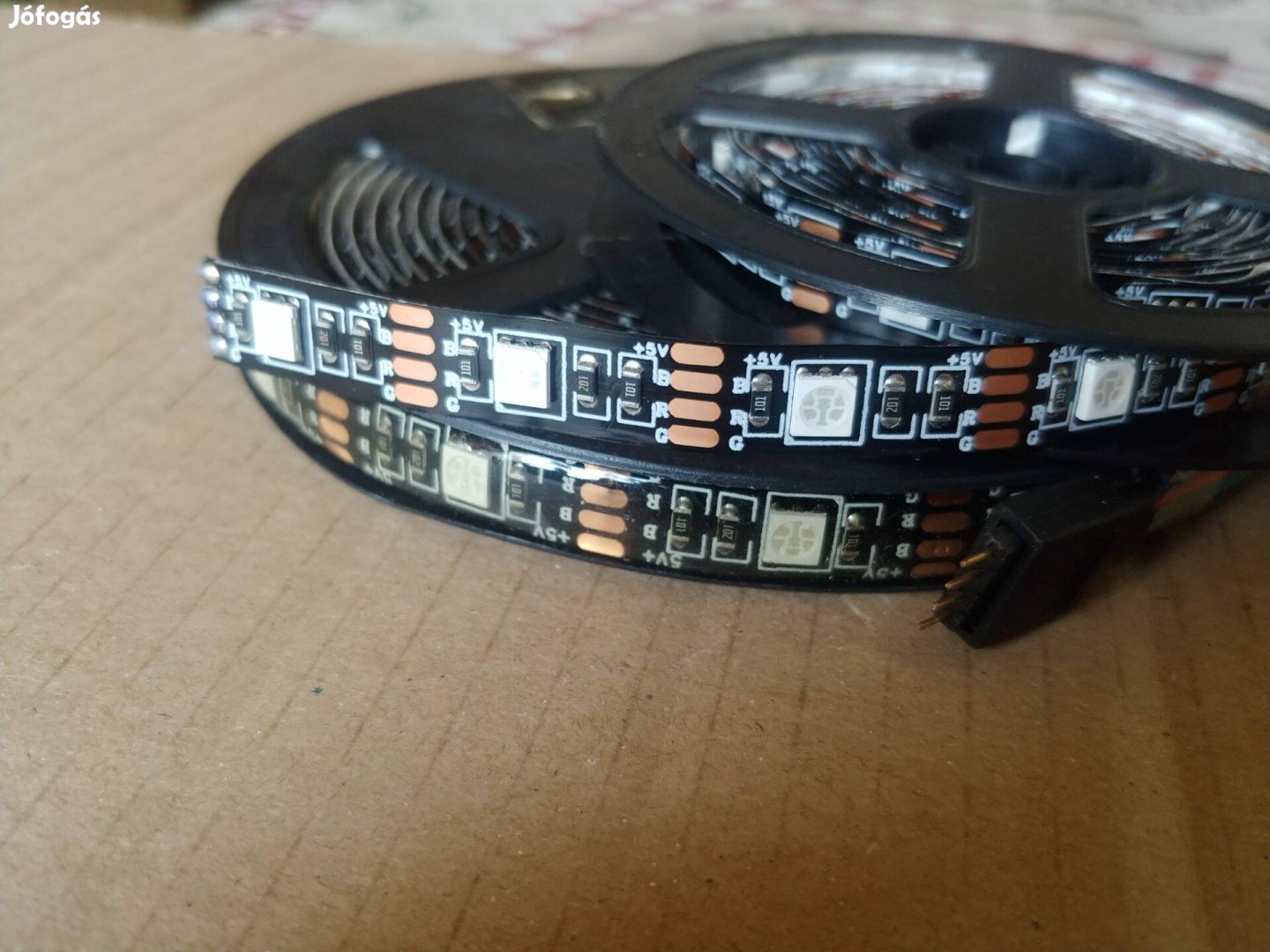 RGB ledszalag 5050 smd ledek DC 5 Volt fekete nyák