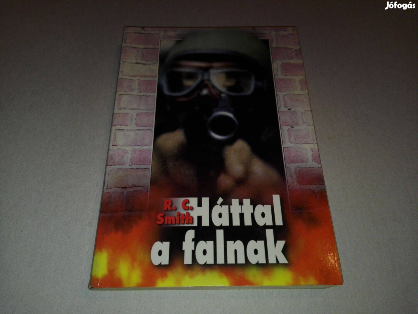R. C. Smith Háttal a falnak című könyve jó állapotban eladó