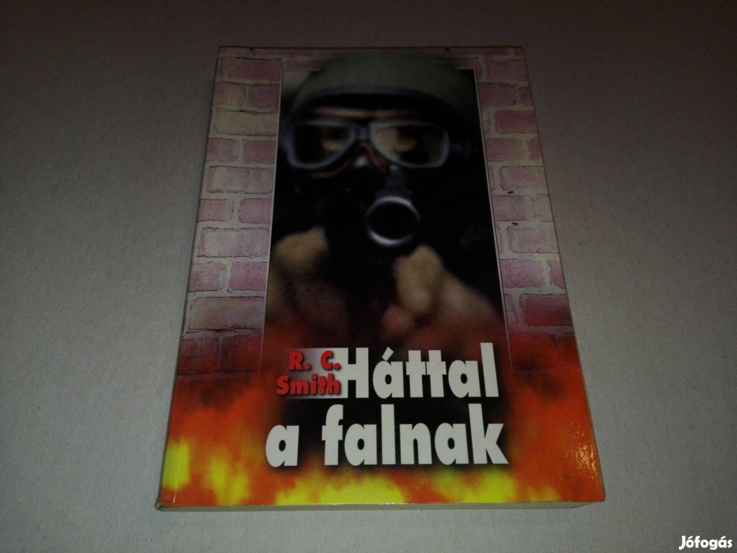 R. C. Smith: Háttal a falnak című könyve jó állapotban eladó