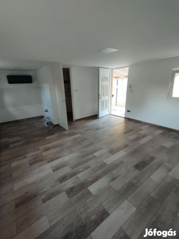 Ráckeve, Dunapart közeli utca, 30 m2-es, üdülő, 1 szobás, felújított