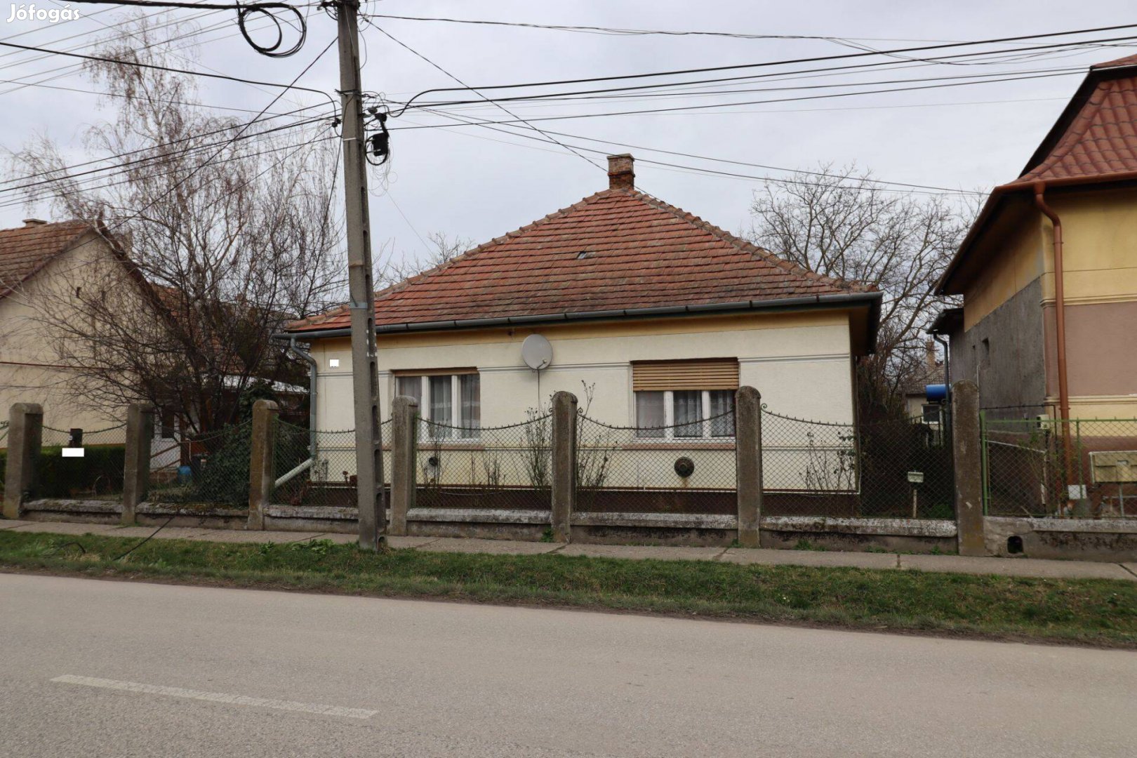 Ráckevén a központhoz és a Dunához is közel téglából épült ház eladó
