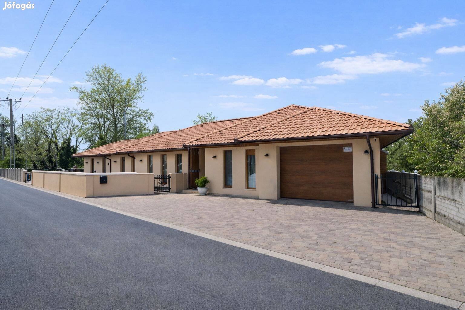 Ráckevén vízparti,újszerű állapotú,nappali 5 szobás családi