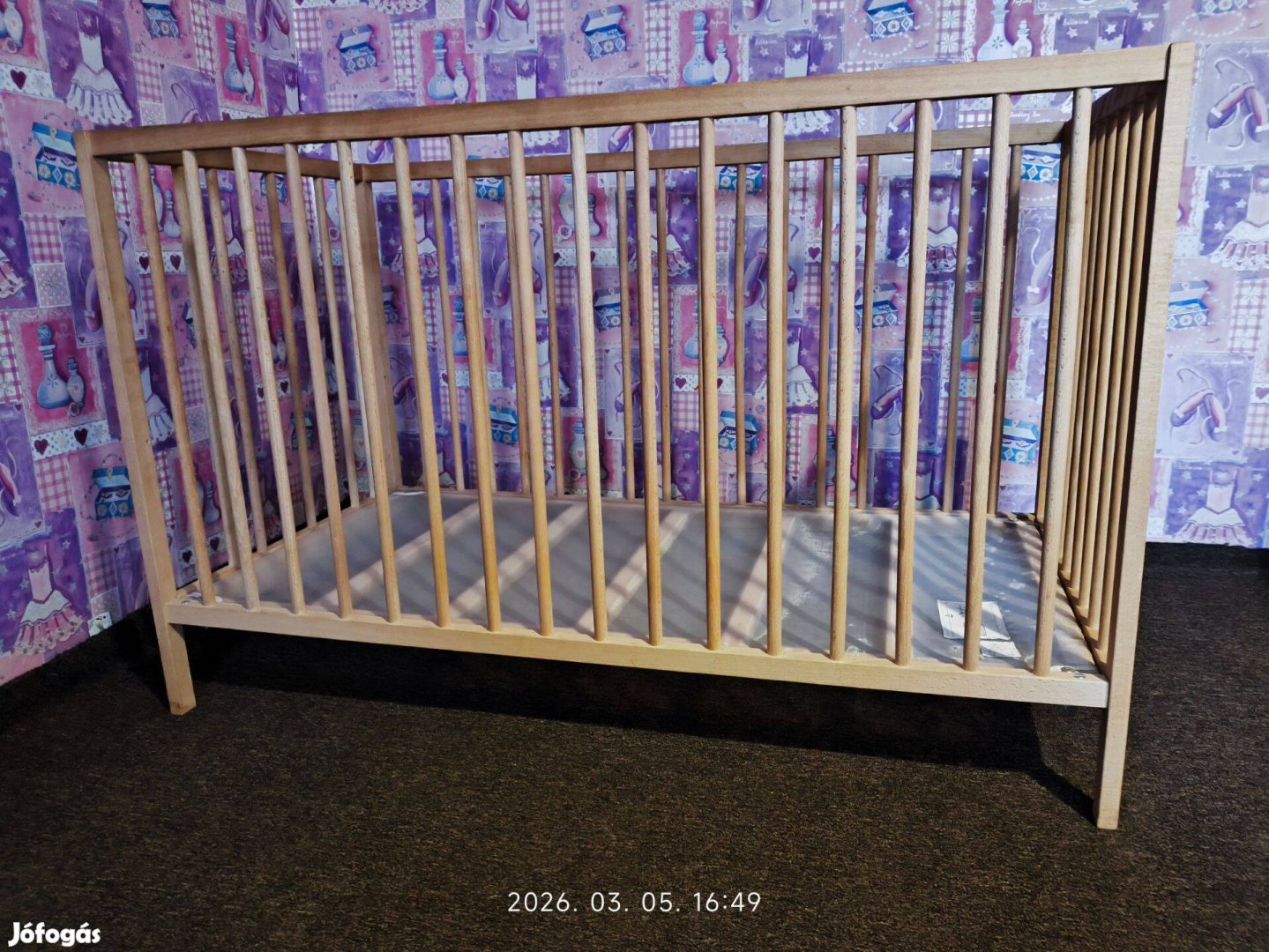 Rácsos baba ágy, újszerű.kókusz matrac alá, lepedőkkel