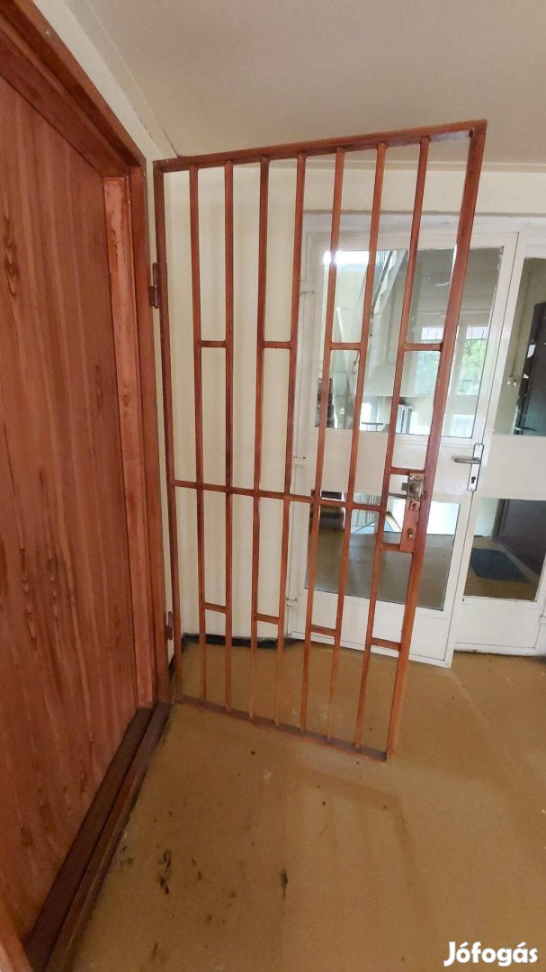 Rácsos vasajtó saját vas ajtókeretével
