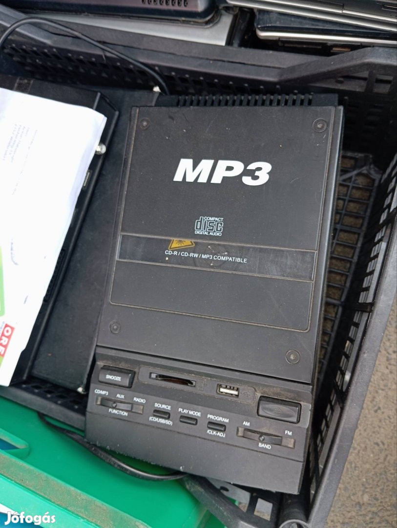 Rádió MP3 kazetta CD lejátszó futárral 