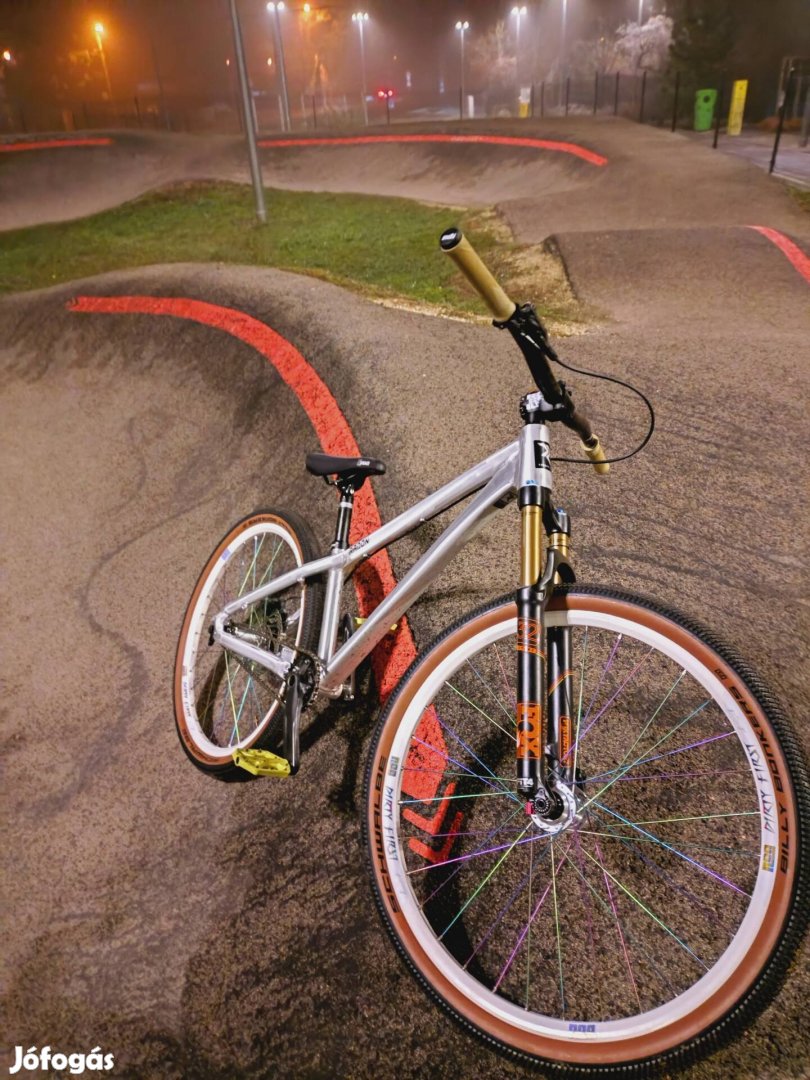 Radon Slush Dream build Dirt Jump bicikli
