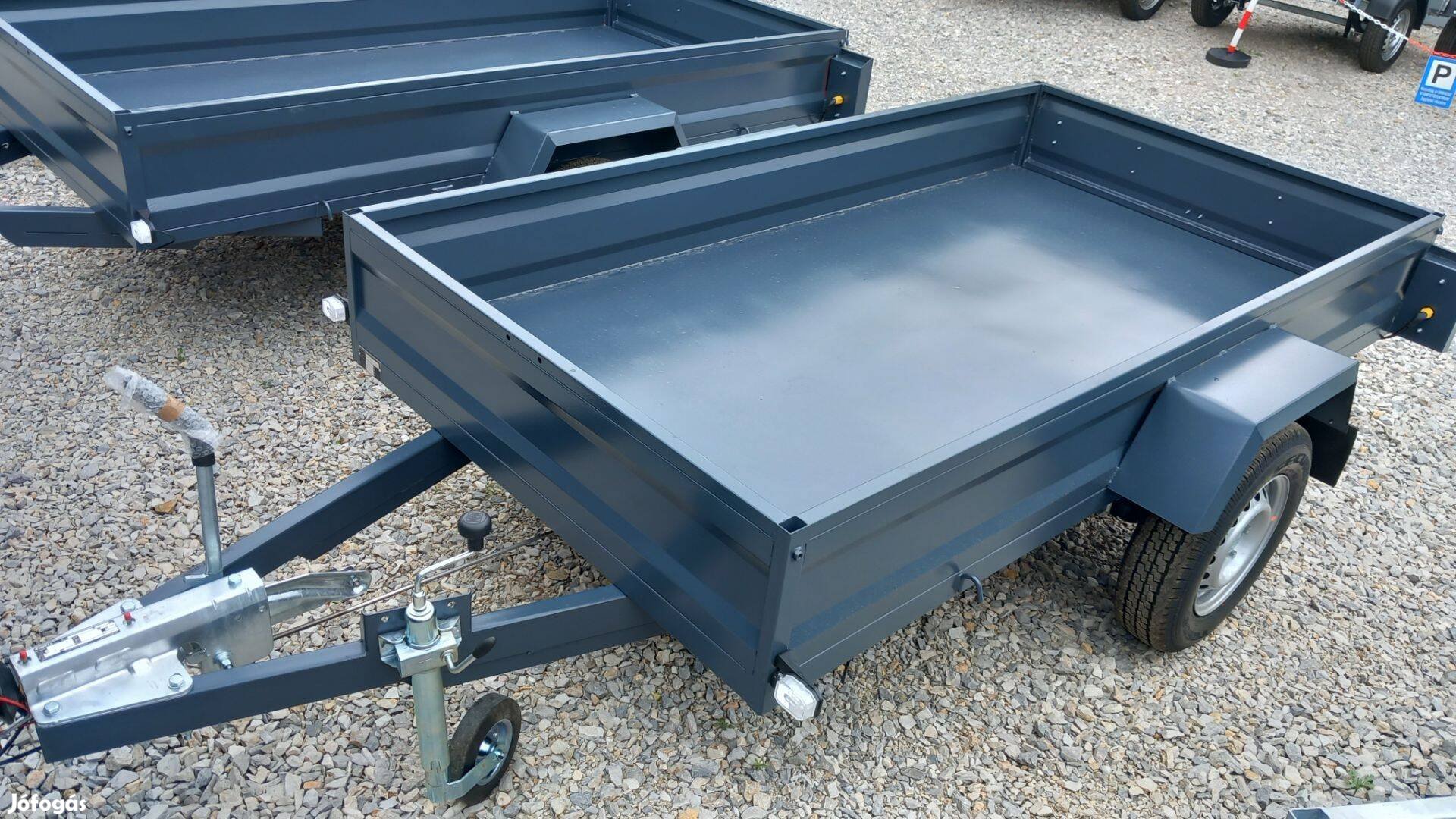 Ráfutófékes 1300 kg-os Vas, hegesztett, zártszelvény Új, Erős utánfutó