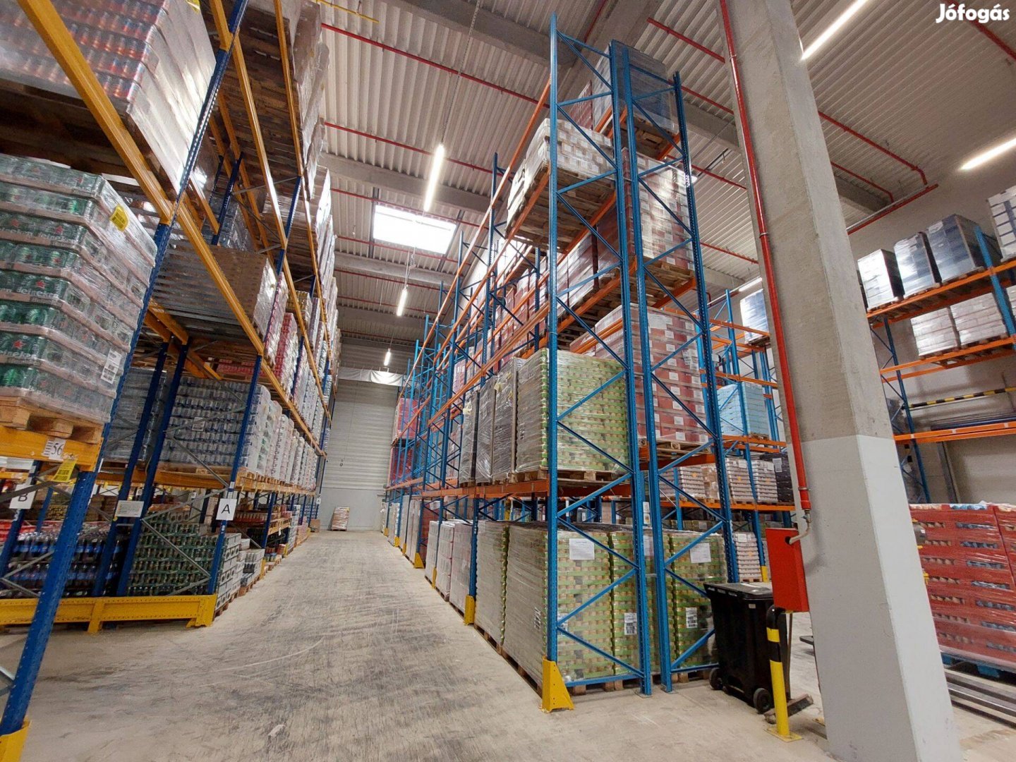 Raklapos állvány pódium