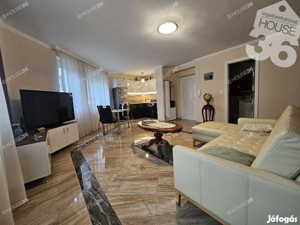 Rákóczi út szomszédságában, fiatal, liftes, erkélyes lakás