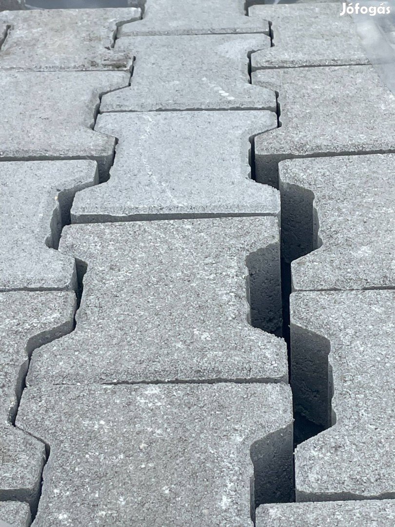 Raktári beton térkő
