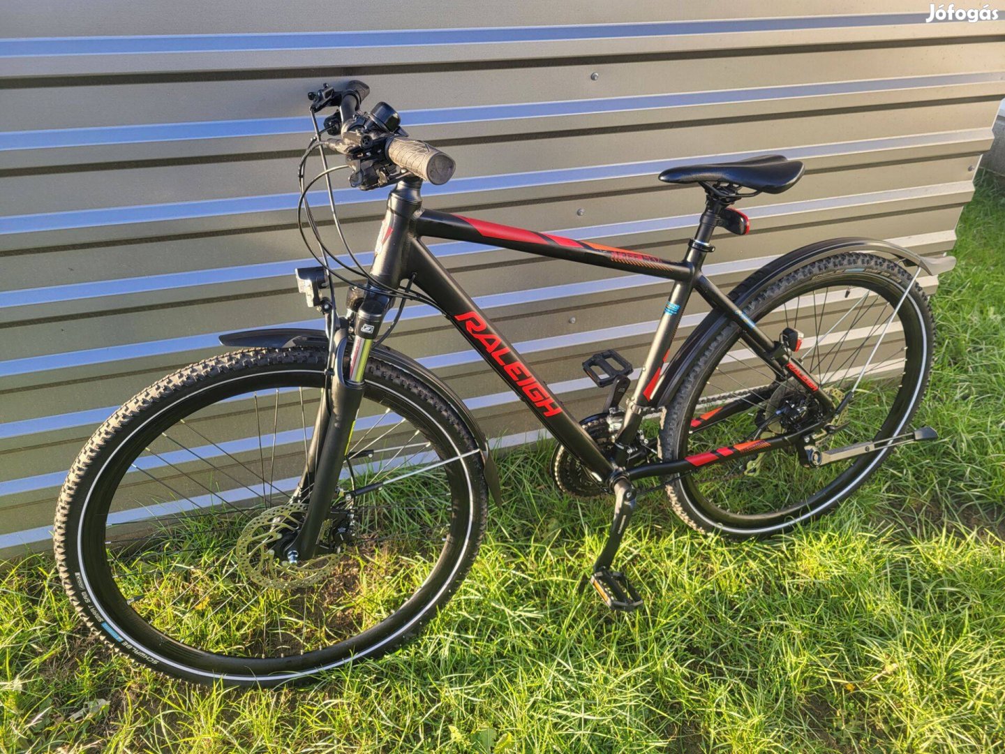 Raleigh 28" férfi trekking kerékpár tárcsafék agydinamó