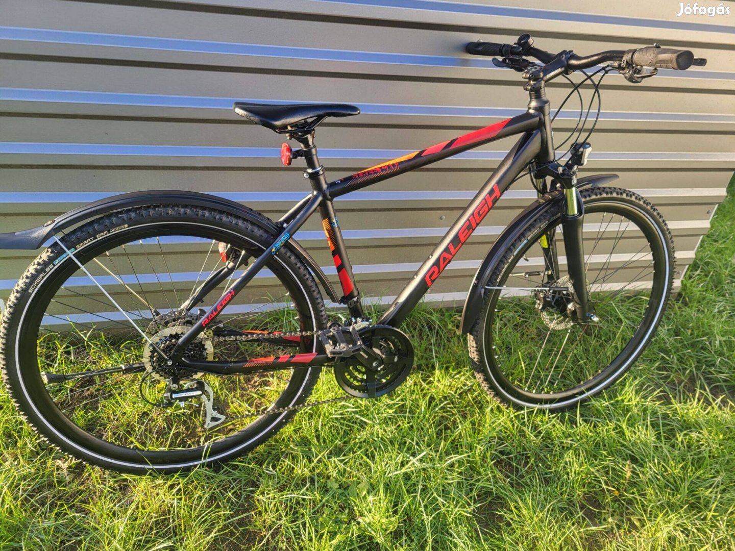 Raleigh 28" férfi trekking kerékpár tárcsafék agydinamó