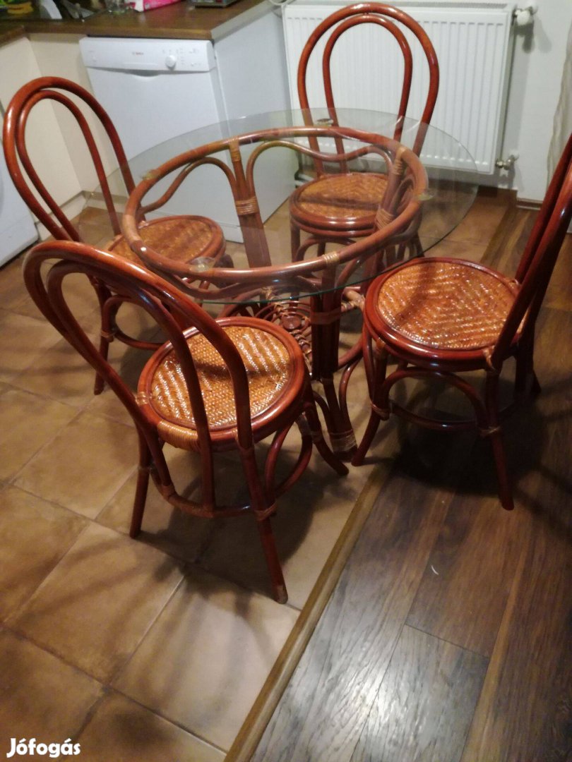 Rattan asztal, négy szék