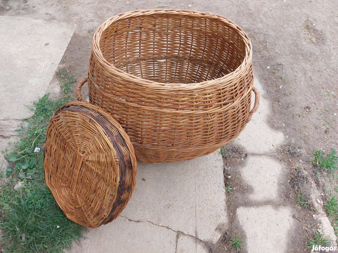 Rattan-fedeles szennyeskosár