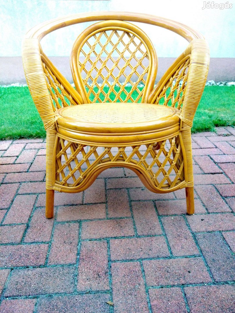 Rattan fotel asztallal