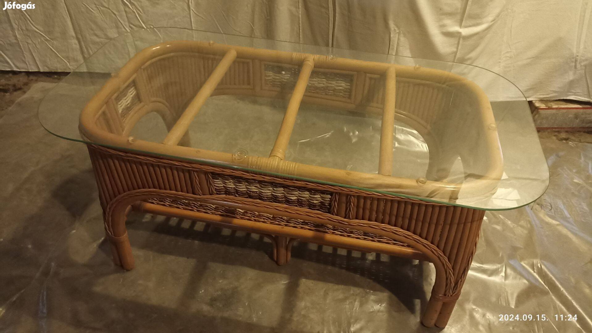 Rattan garnitúra 3 és 2x1 személyes, párnák, dohányzó asztallal
