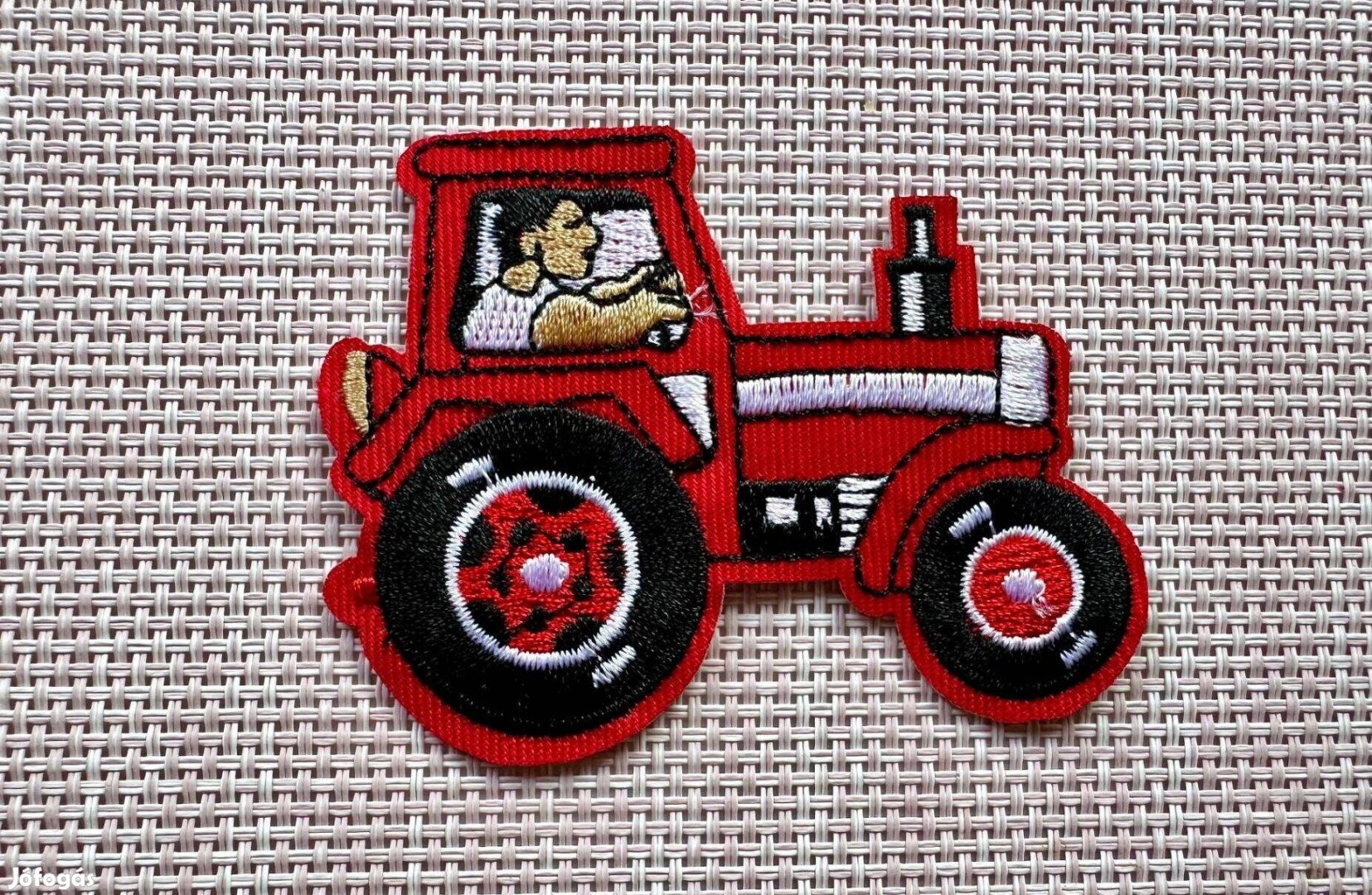 Rávasaló ruhára vasalható folt felvarró hímzett piros traktor 80x62mm