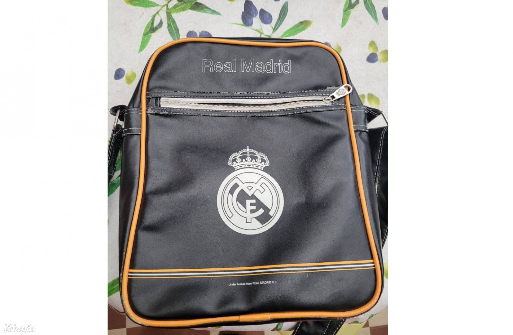 Real Madridos fekete műbőr oldaltáska (használt, kopott)