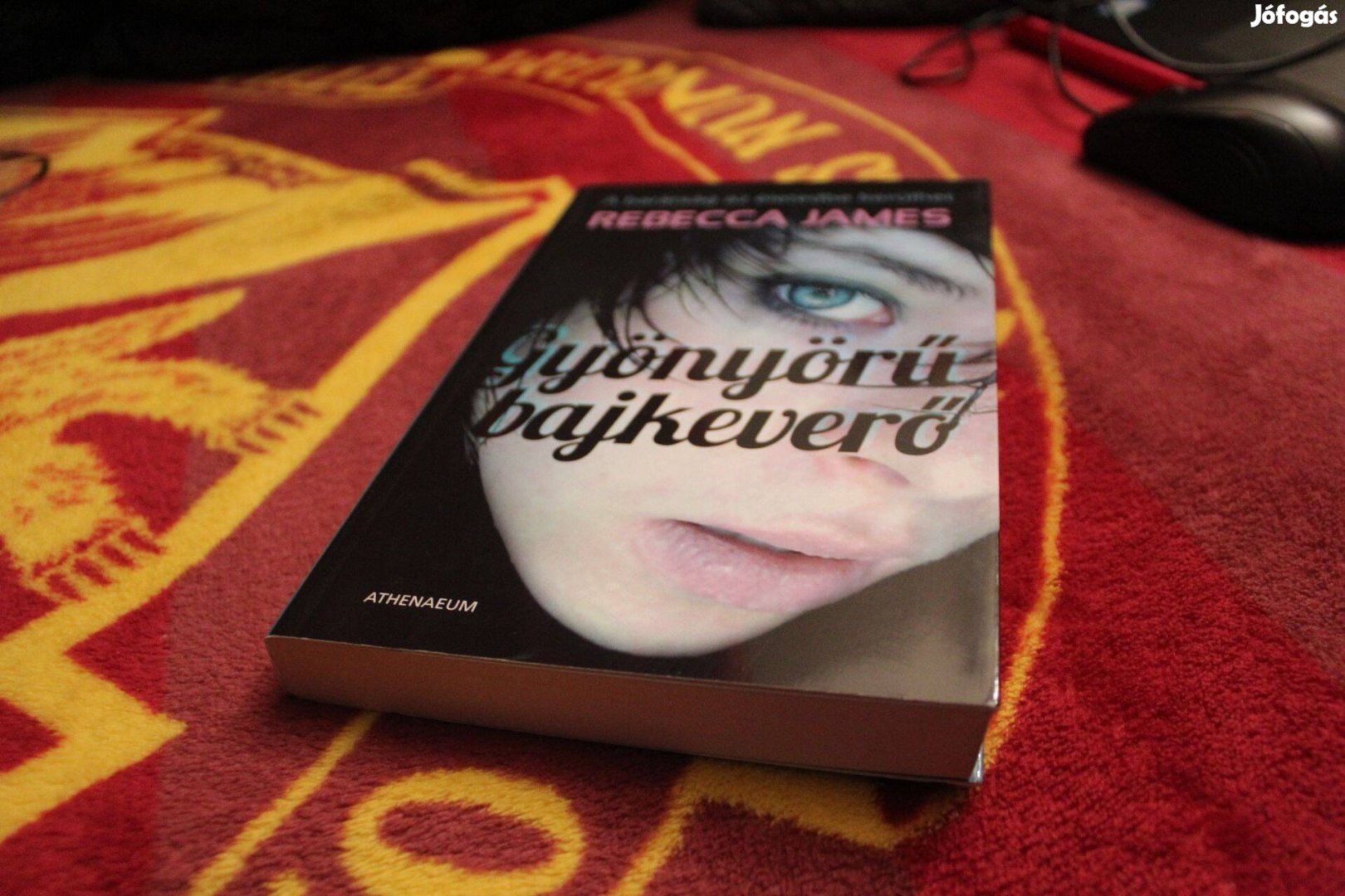 Rebecca James: Gyonyoru bajkevero, Uj
