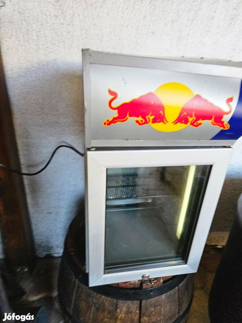 Red Bull márkájú mini hűtőszekrény, teljesen hibátlanul