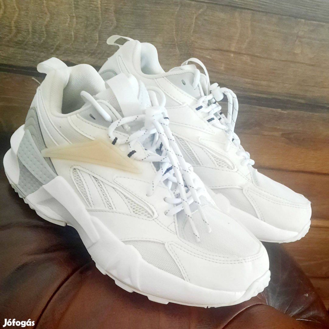 Reebok cipő 38