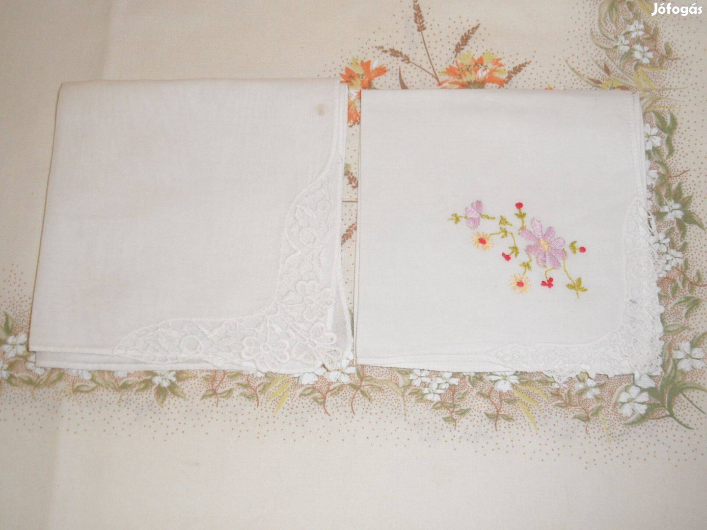 Régebbi csipkés, kézi hímzésű díszzsebkendő 2 db.