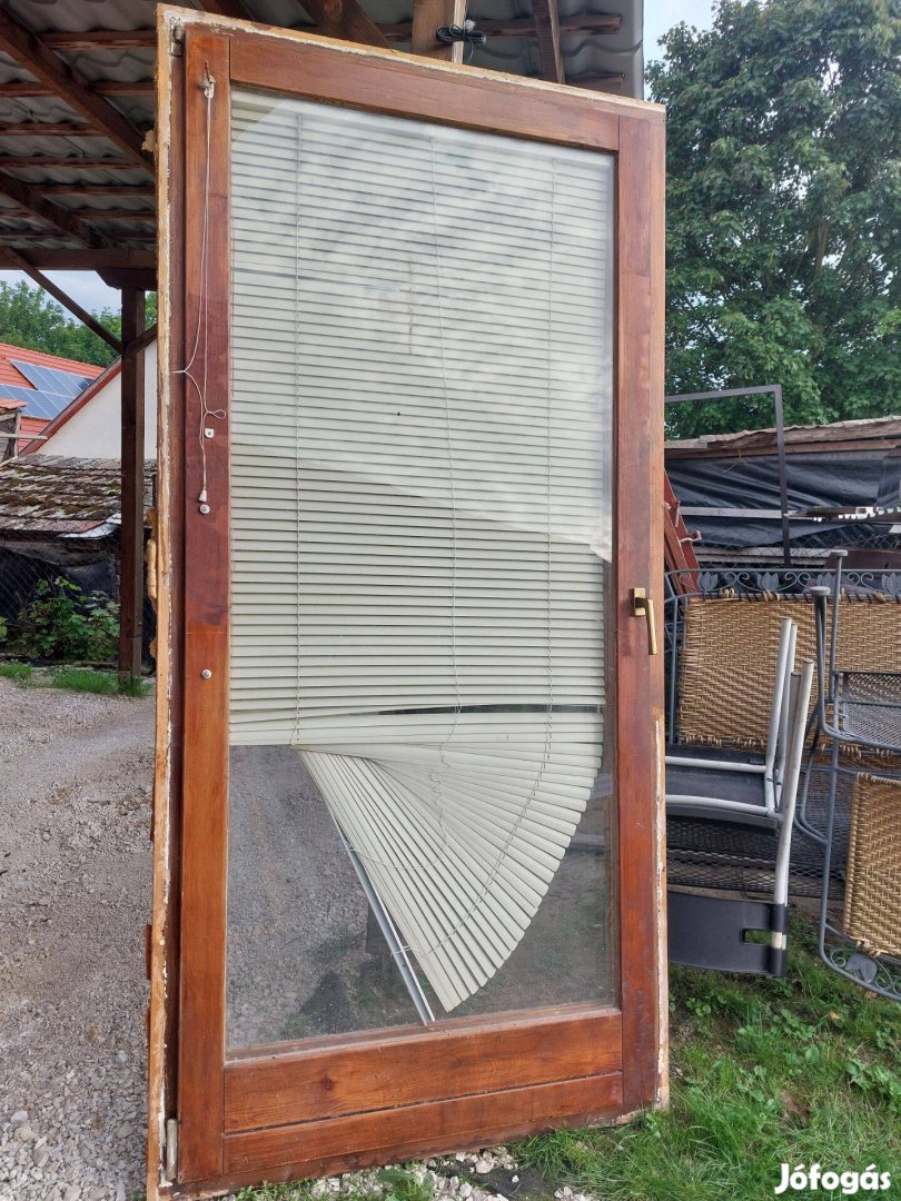 Régebbi fa erkély ajtó 2 üveggel bukó-nyiló sz;108 m;223 cm kép szerin