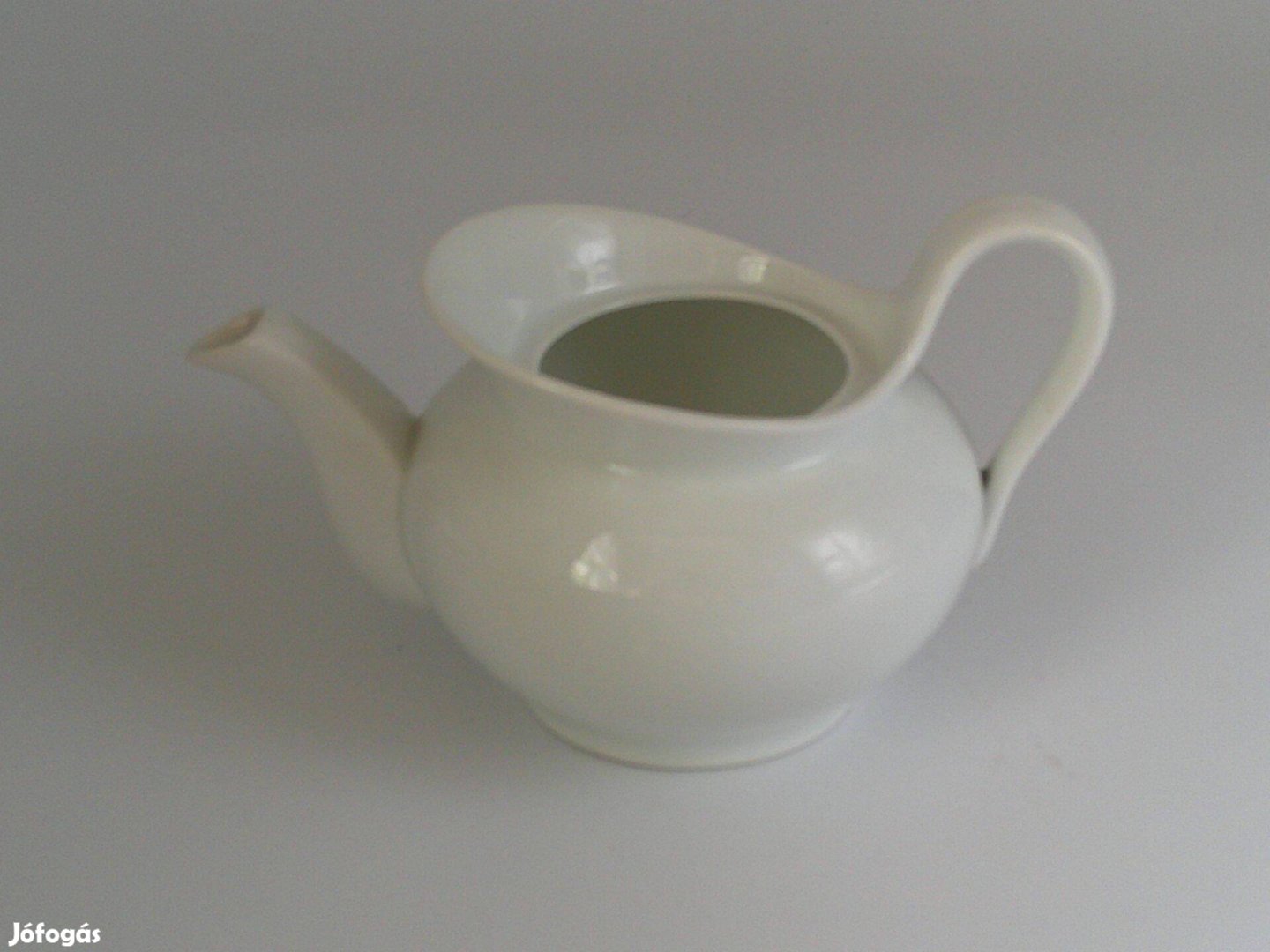 Régebbi fehér porcelán kancsó, kiöntő tető nélkül kreatív