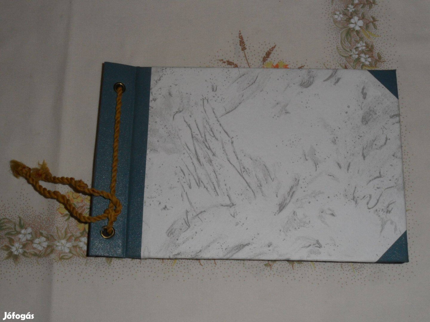 Régebbi kisméretű fotóalbum 8 lapos