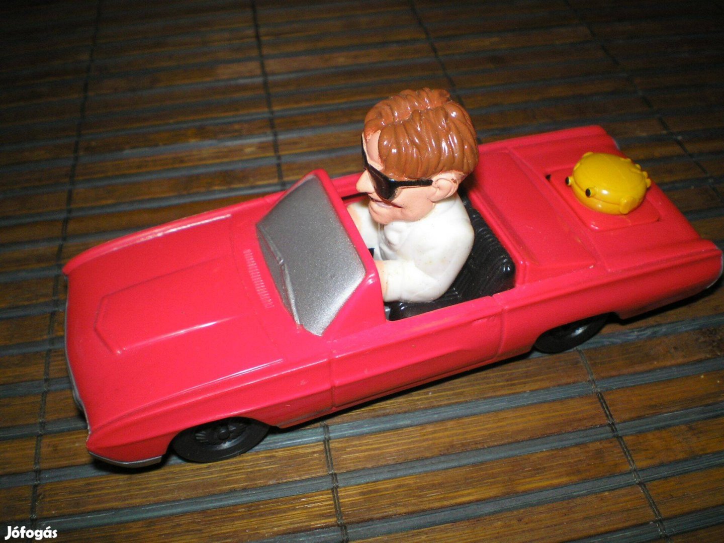 Régebbi retró apró játékok kb. 1970-80-as évekből autó békacukor