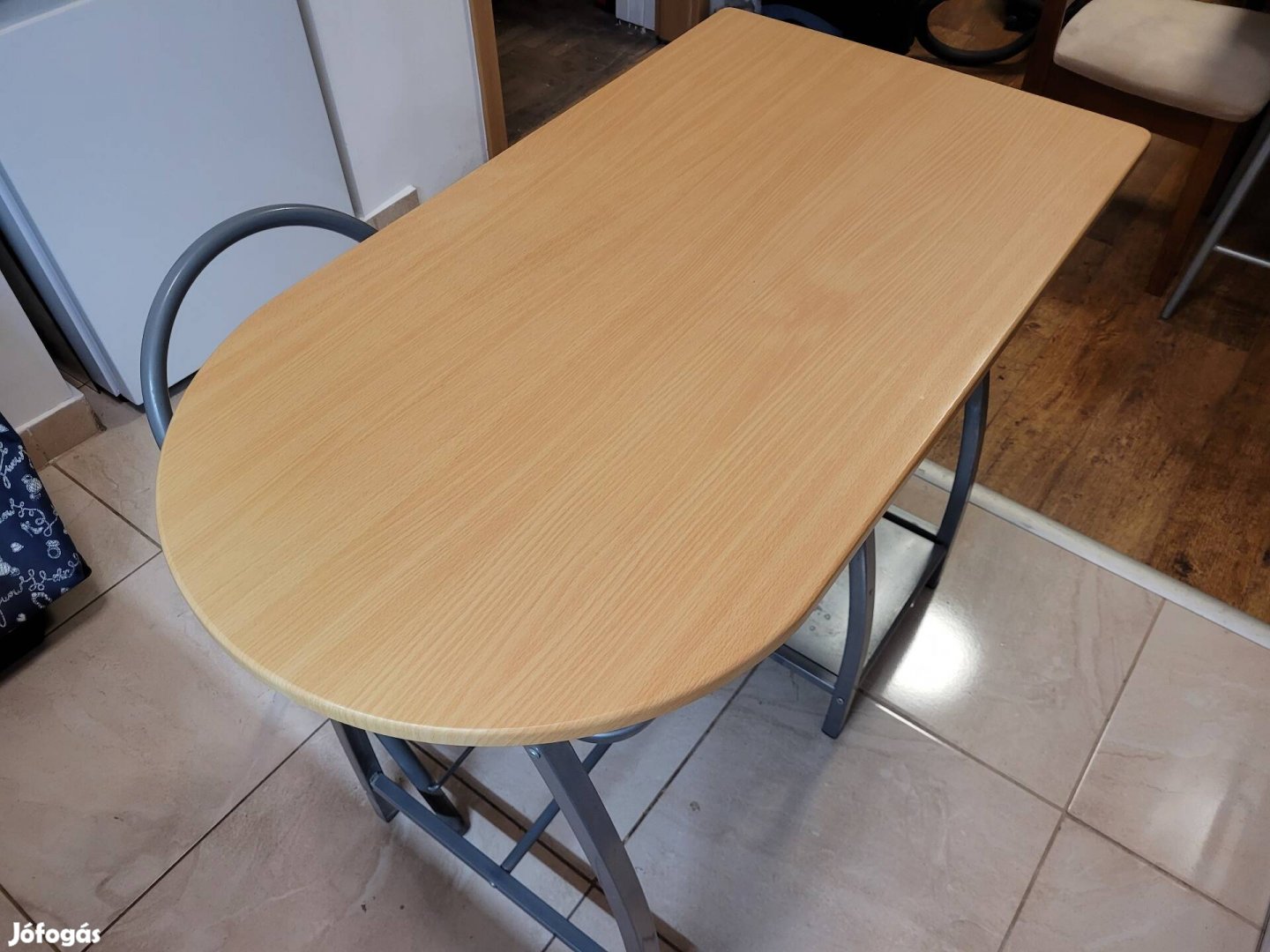Reggeliző konyhai asztal egy székkel