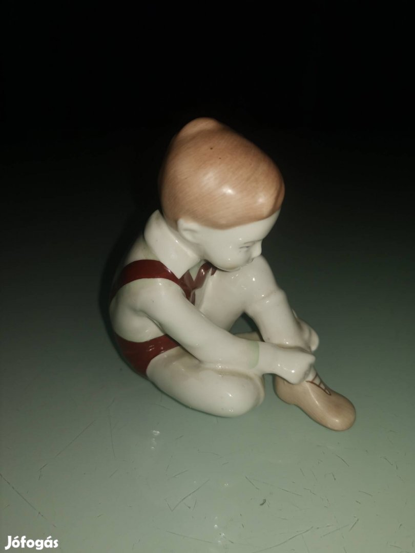 Régi Aquincum Budapest cipőt kötő fiú figura