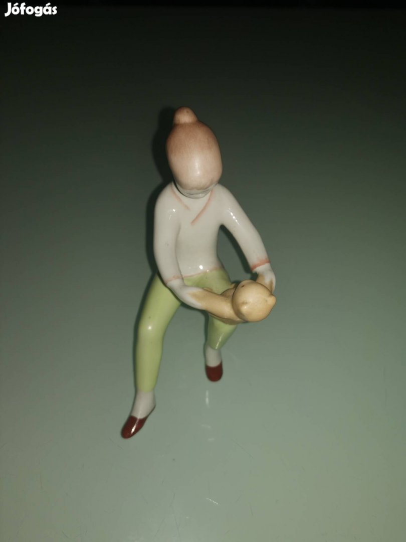 Régi Aquincum Budapest macival játszó lányka