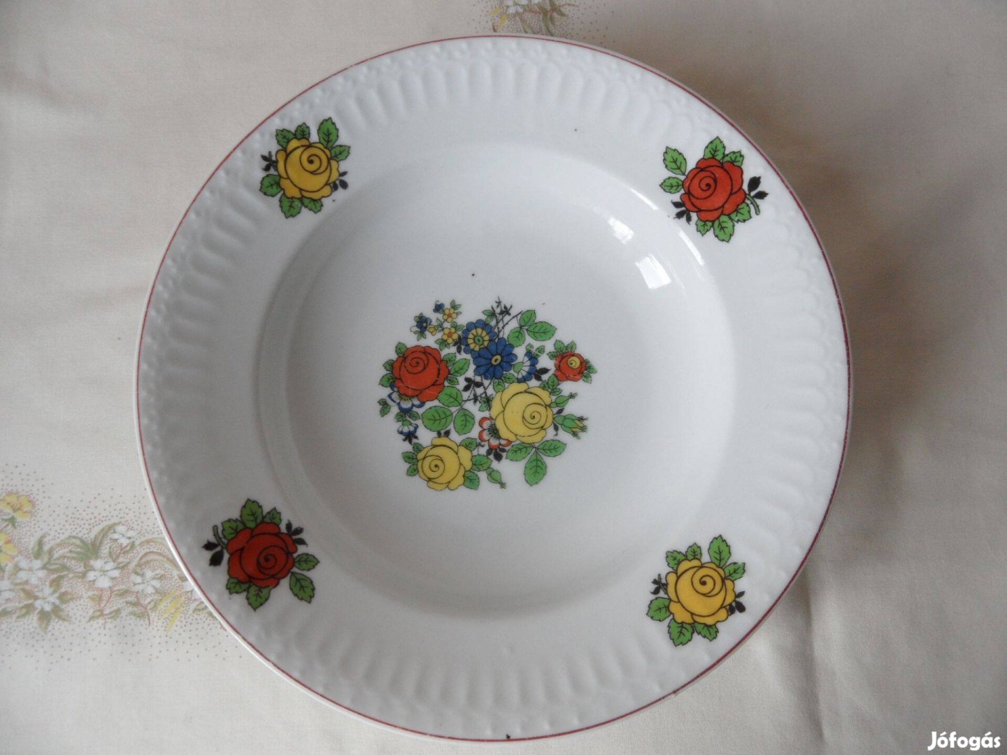 Régi Csehszlovák dombormintás, rózsás porcelán falitányér