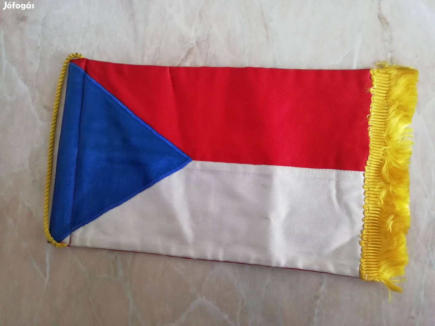 Régi Csehszlovák selyem kézel varrot asztali zászló