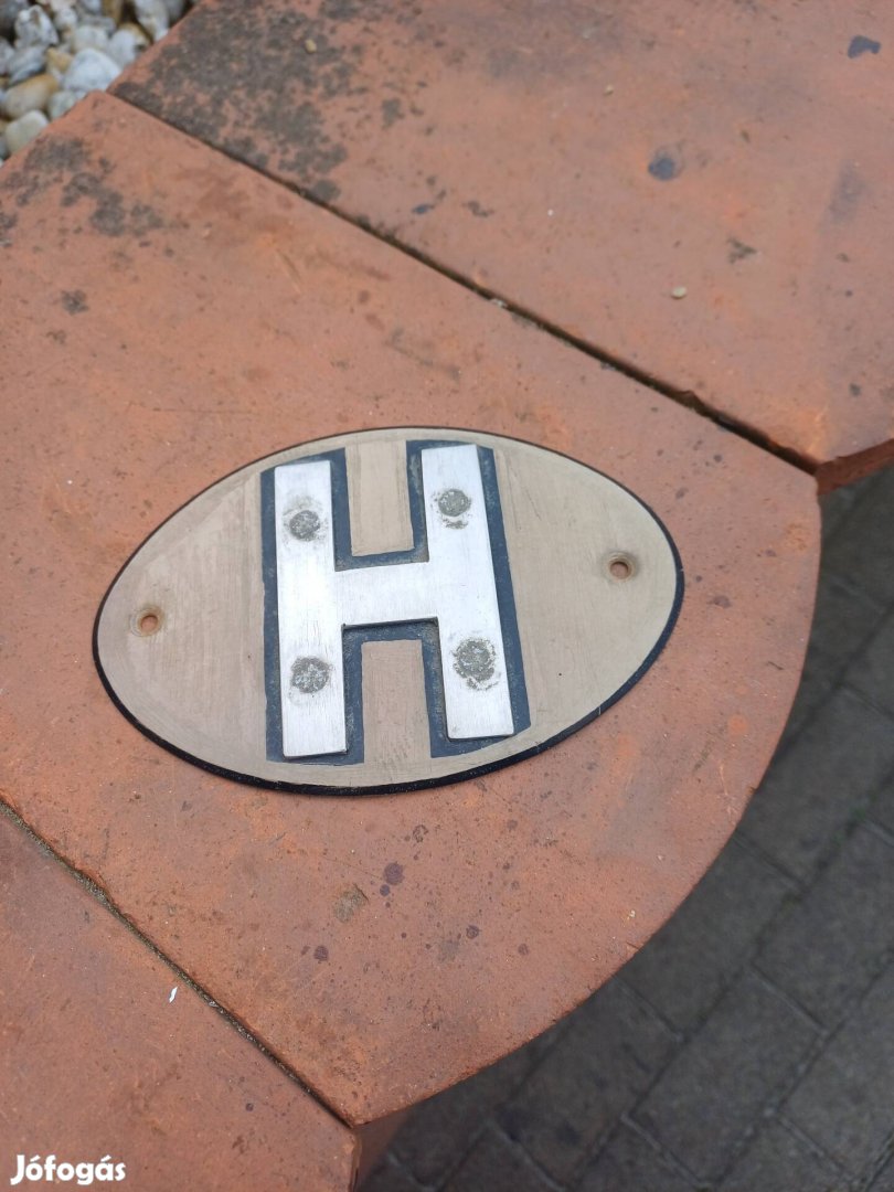 Régi H betű veterán járműre.