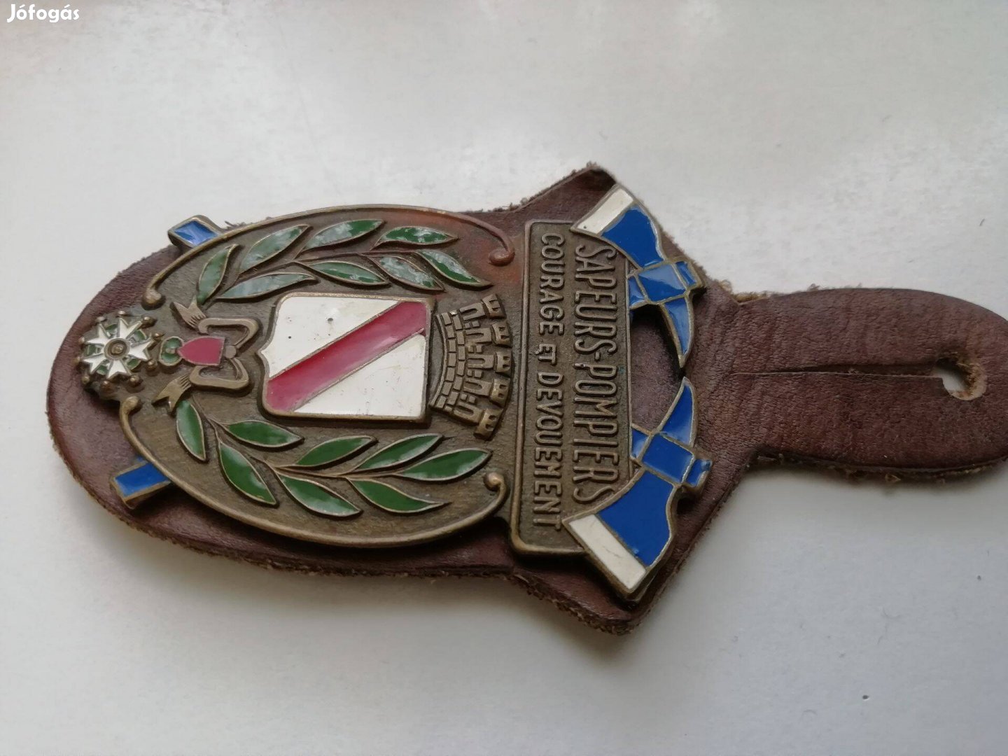 Régi Tűzoltó jelvény Strassburgi szép db bőr tartóján