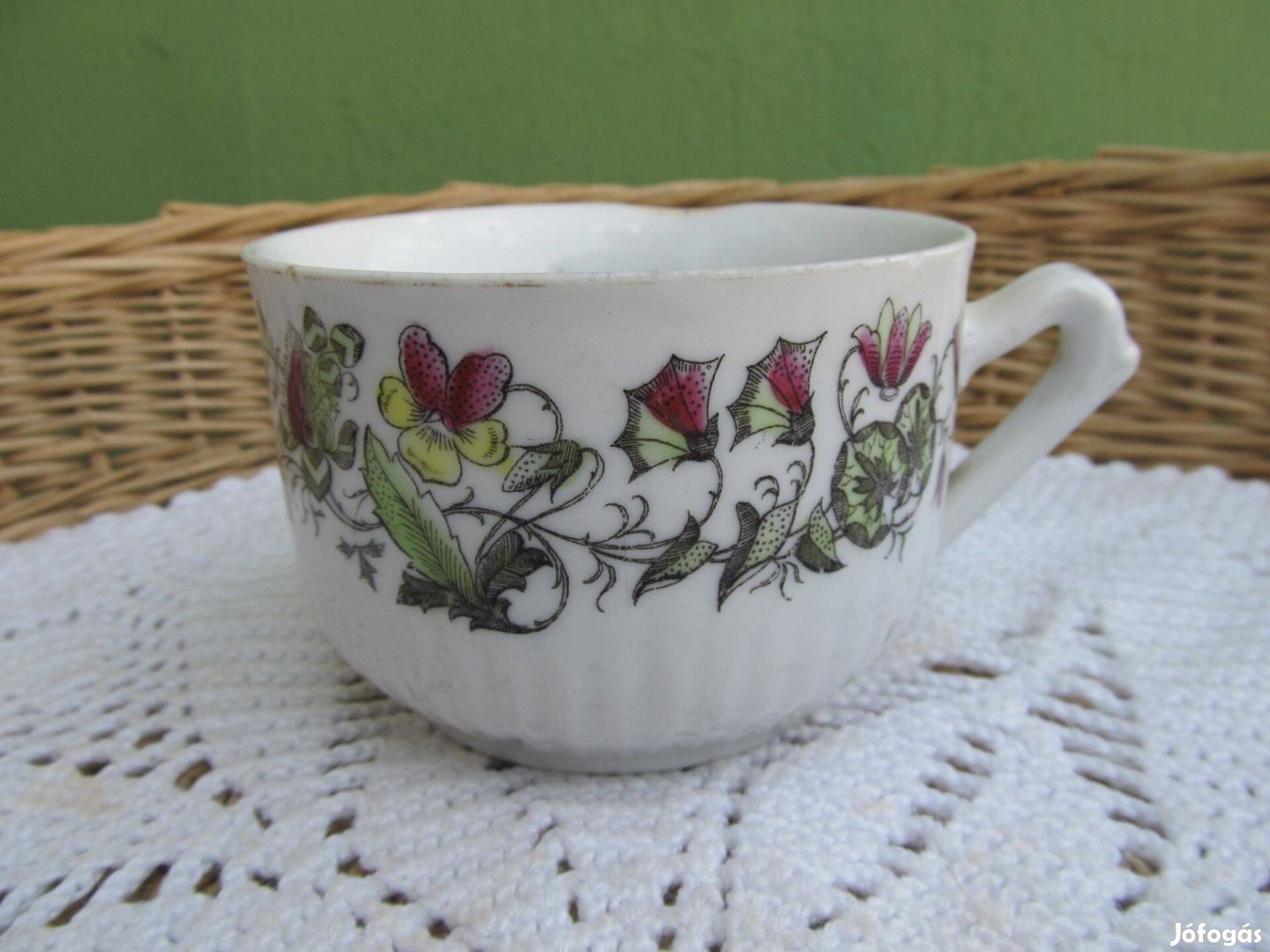 Régi, ciklámen mintás porcelán csésze