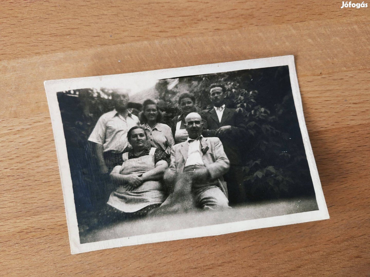 Régi, fekete-fehér családi fotó "NF Németh Fotó, Jászkisér"