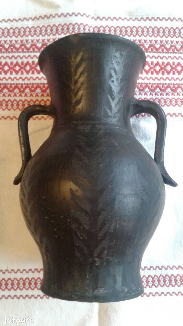 Régi, fekete kerámia váza