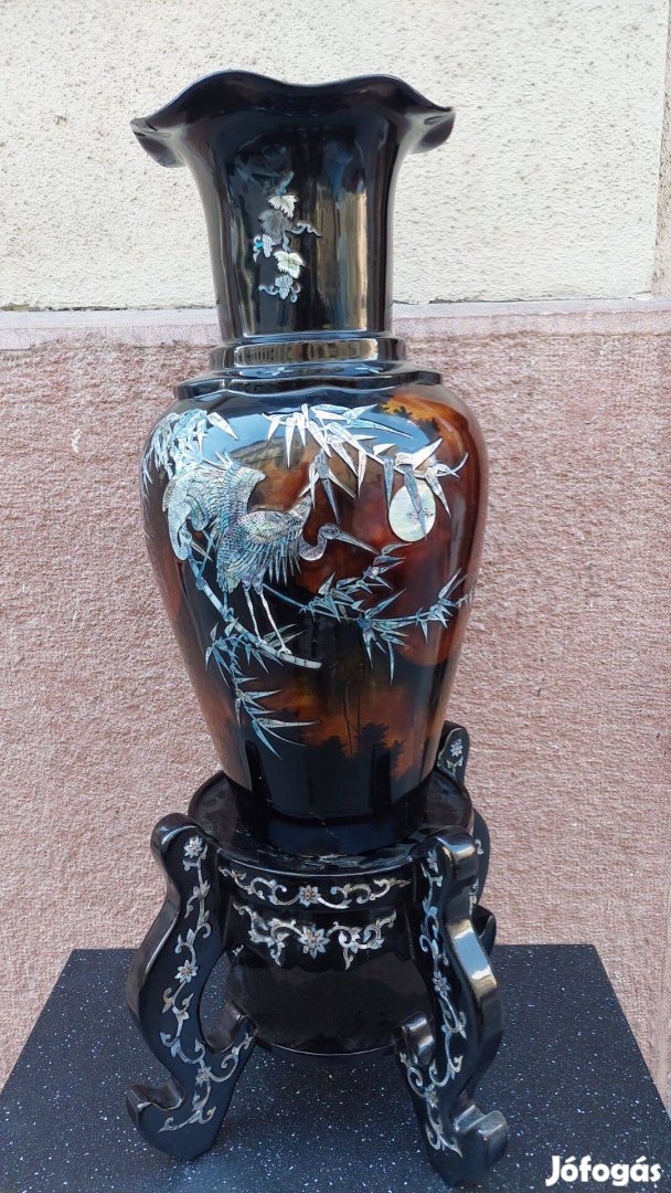 Régi, keleti lakk váza aprólékos gyöngyház díszítéssel,