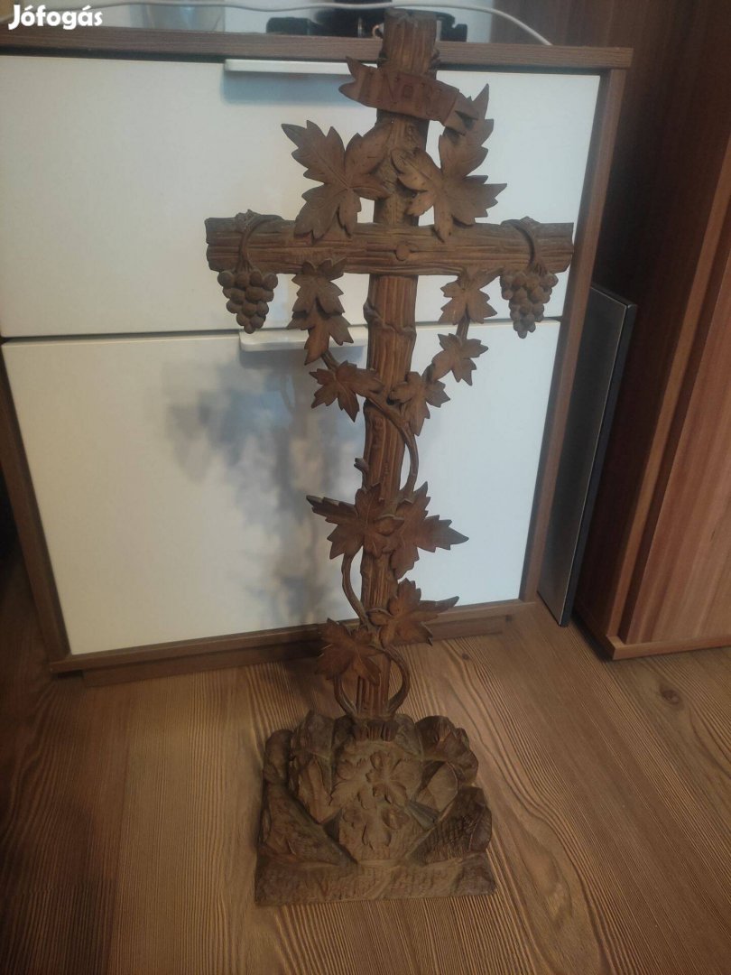 Régi, kézzel faragott feszület, magassága 52,5 cm
