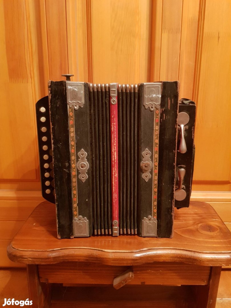 Régi, kisméretű harmonika