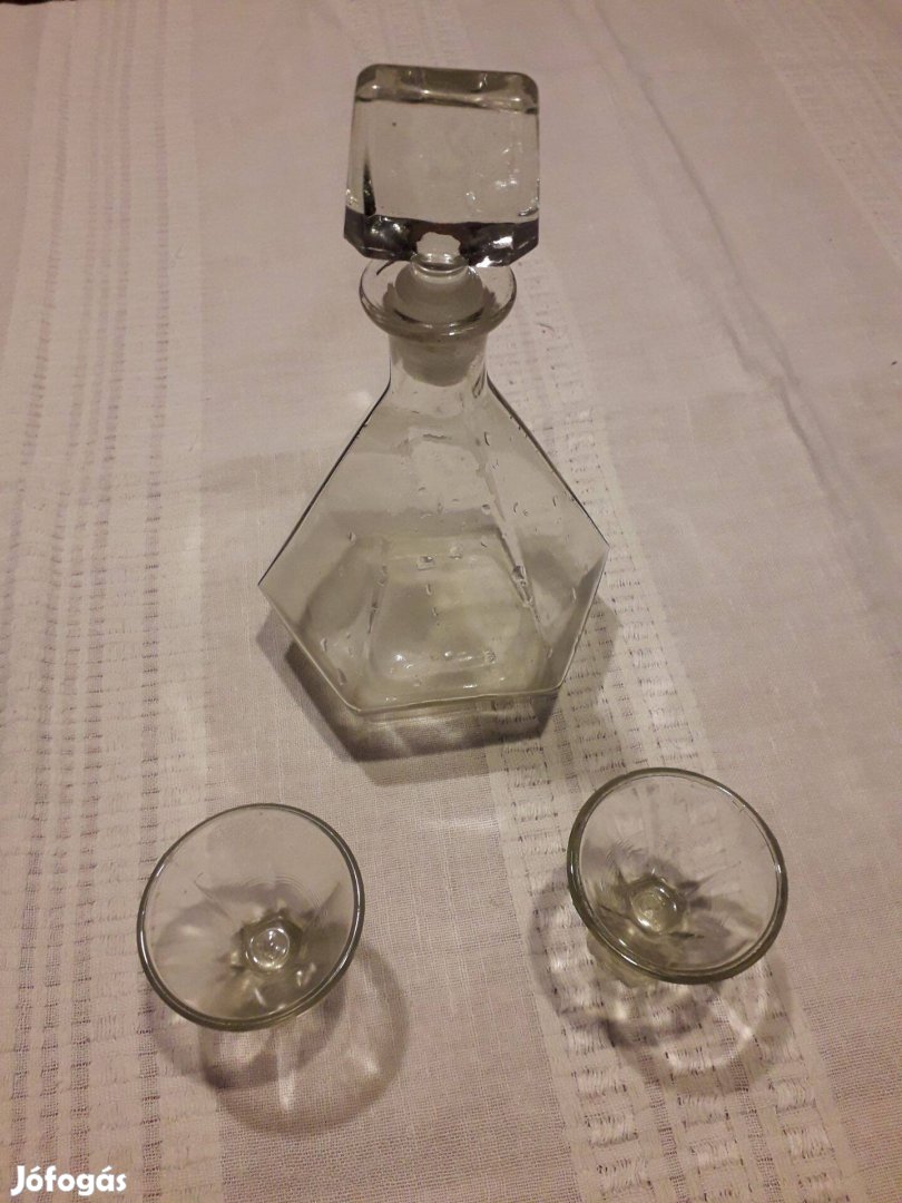 Régi, üvegdugós likőrös üveg két pohárral