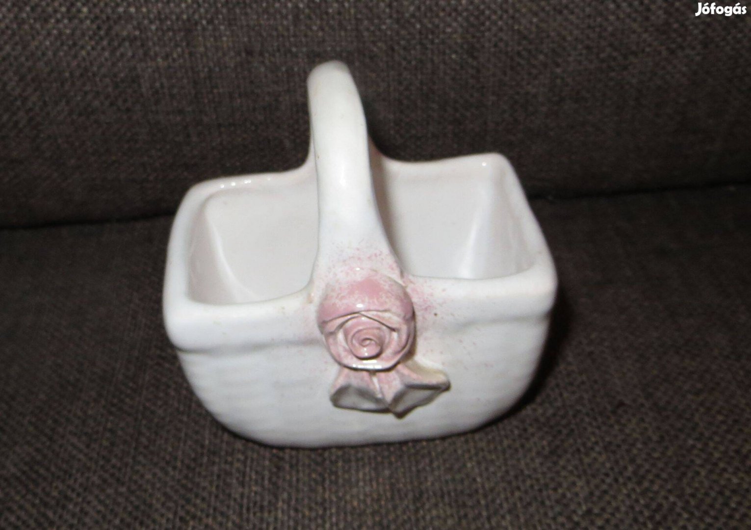 Régi antik fehér mázas kerámia füles kosárka rózsával a