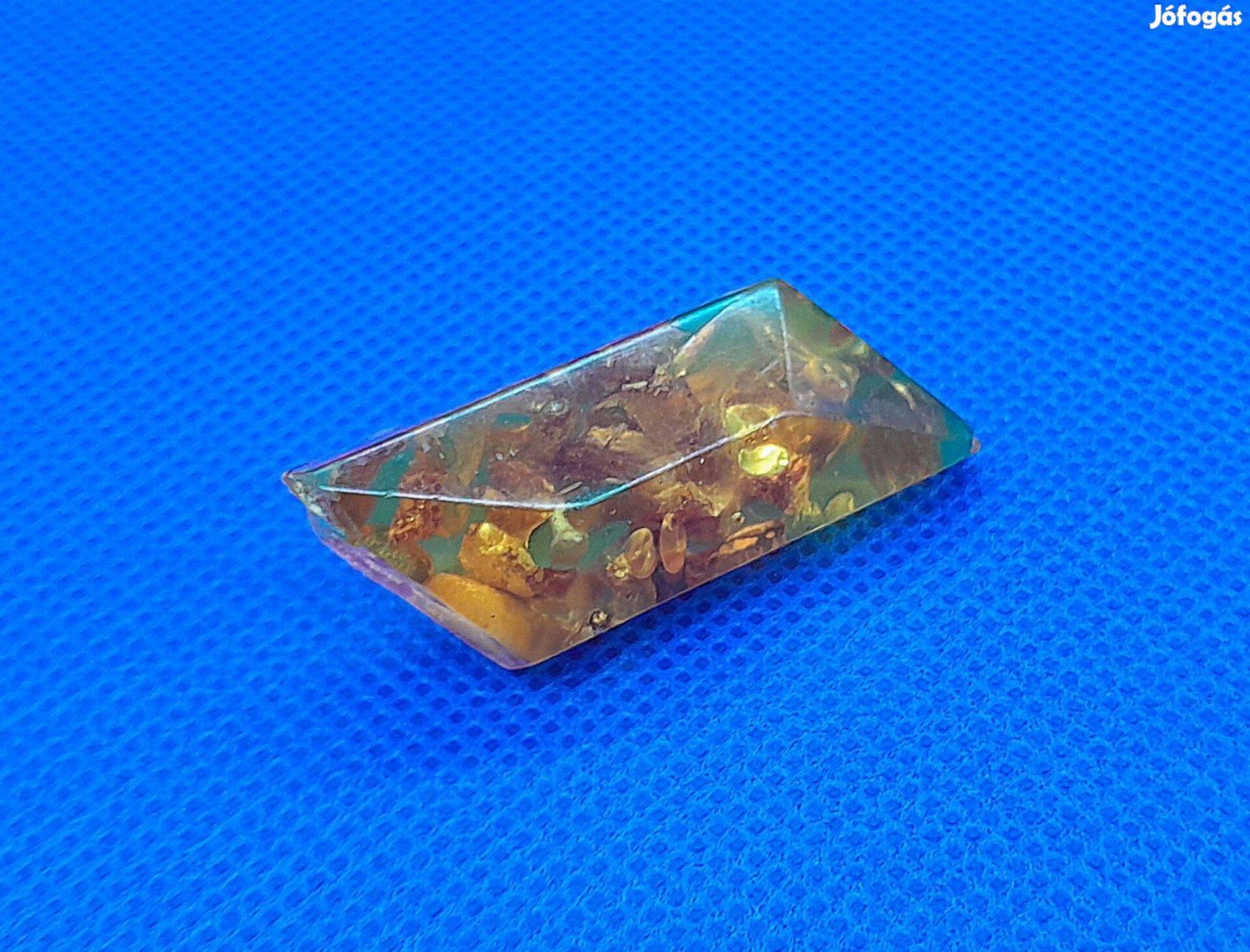 Régi borostyán kitűző trapéz forma