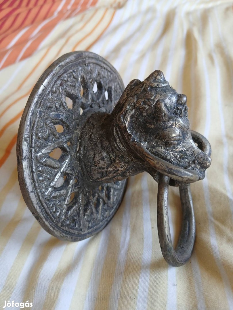 Régi bronz kopogtató. 9 cm átmérő.