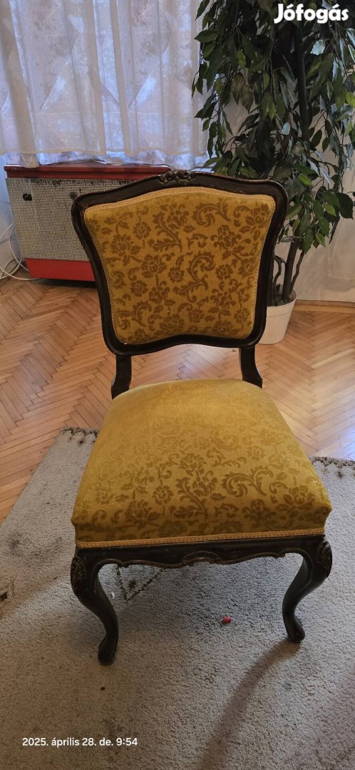 Régi bútor igényes állapotú. 